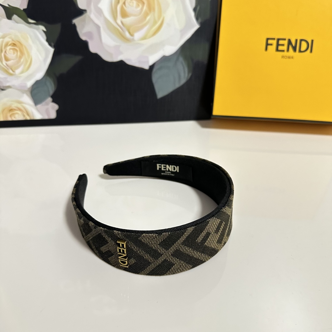  配专柜包装
Fendi（芬迪）最新老花发箍
小仙女快入手
特殊材质 不嘞头
可盐可甜～