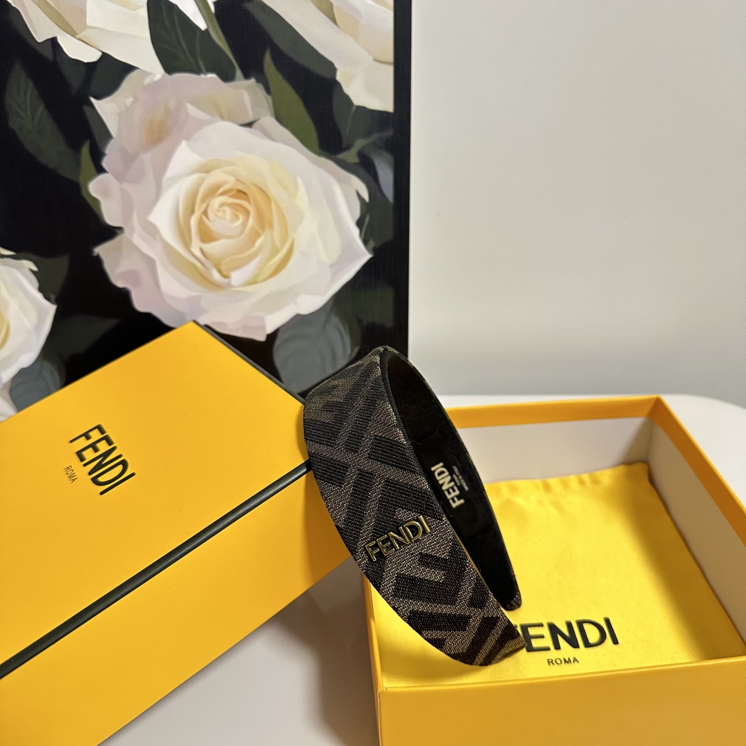  配专柜包装
Fendi（芬迪）最新老花发箍
小仙女快入手
特殊材质 不嘞头
可盐可甜～