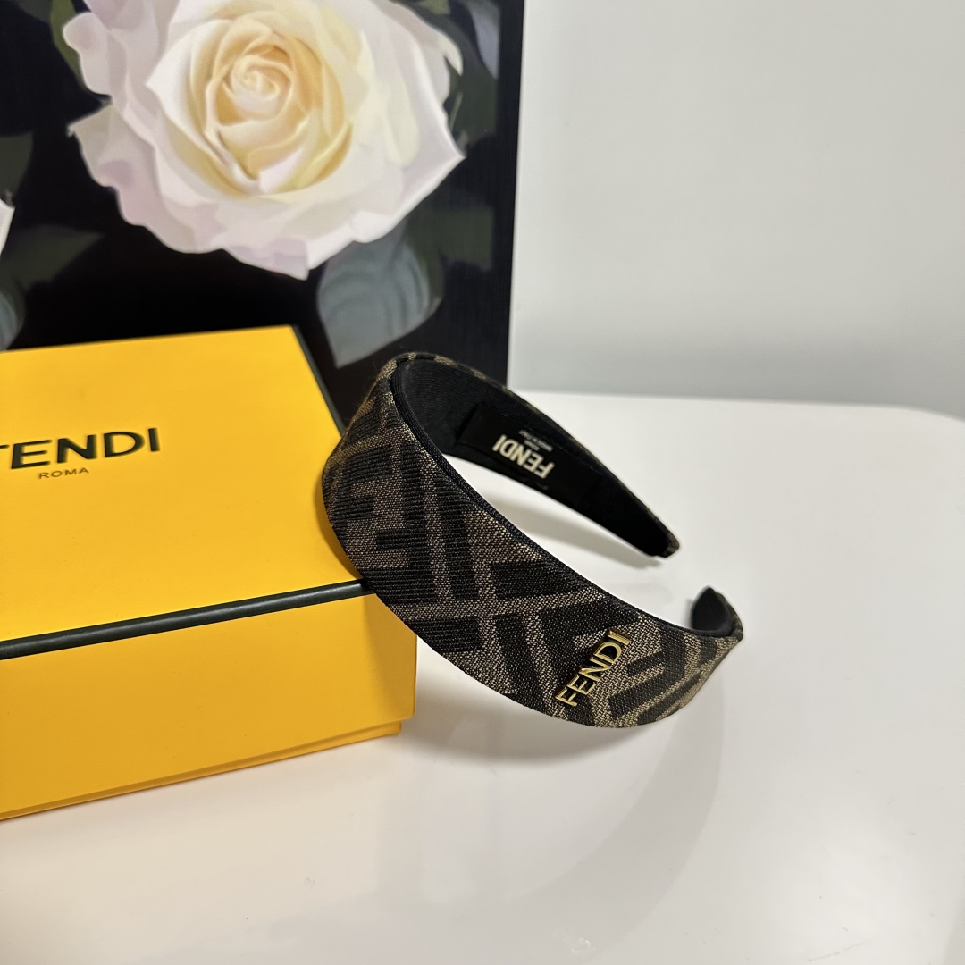 配专柜包装
Fendi（芬迪）最新老花发箍
小仙女快入手
特殊材质 不嘞头
可盐可甜～