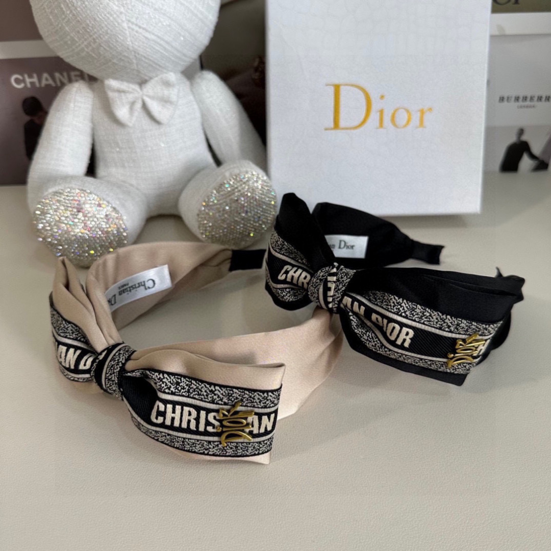  配专柜包装
DIOR（迪奥）最新发箍
小仙女快入手
特殊材质 不嘞头
可盐可甜～