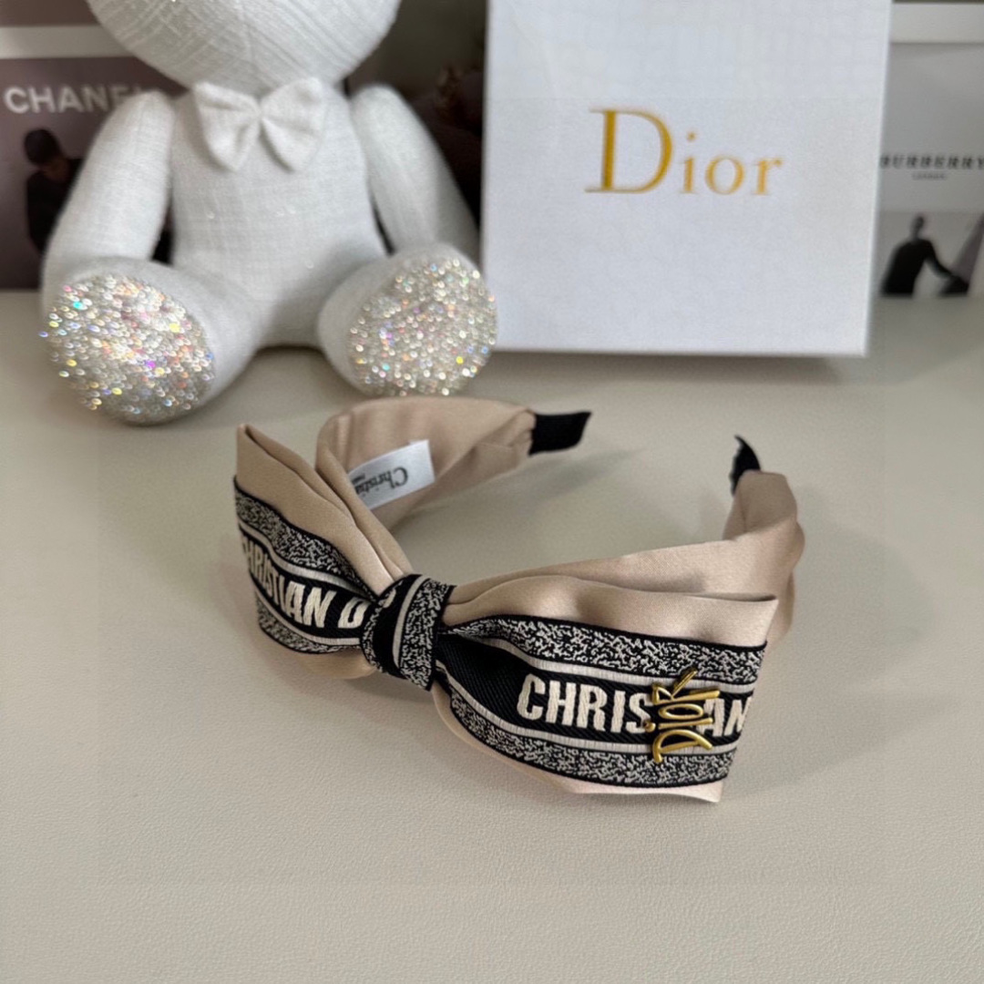  配专柜包装
DIOR（迪奥）最新发箍
小仙女快入手
特殊材质 不嘞头
可盐可甜～