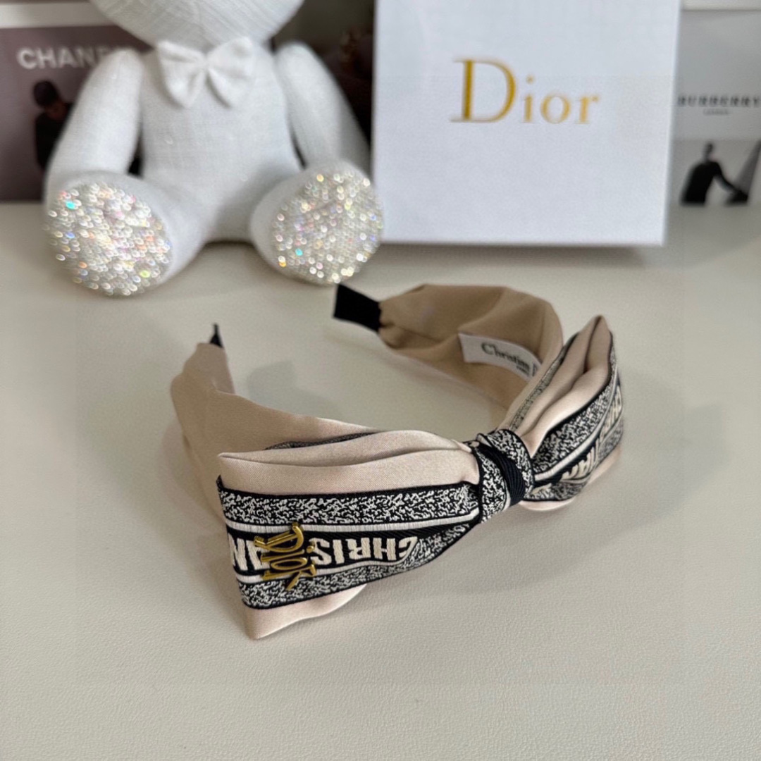  配专柜包装
DIOR（迪奥）最新发箍
小仙女快入手
特殊材质 不嘞头
可盐可甜～