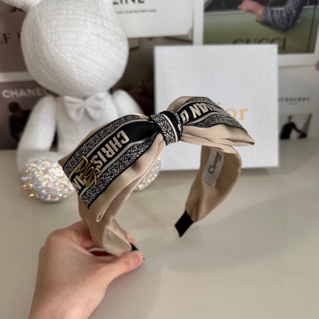  配专柜包装
DIOR（迪奥）最新发箍
小仙女快入手
特殊材质 不嘞头
可盐可甜～