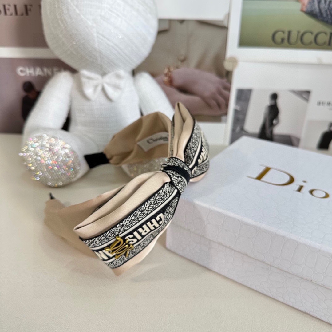  配专柜包装
DIOR（迪奥）最新发箍
小仙女快入手
特殊材质 不嘞头
可盐可甜～