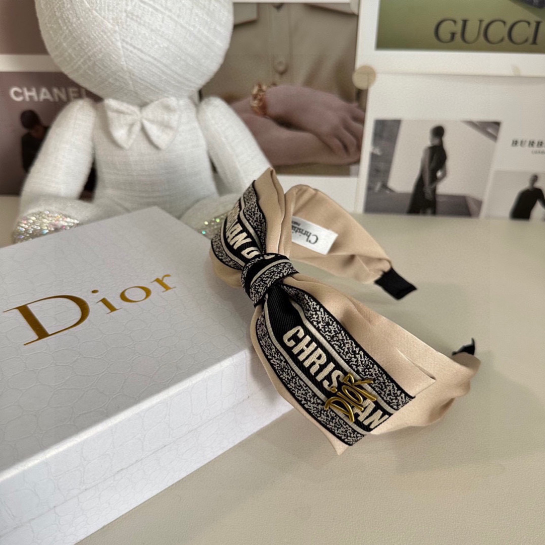  配专柜包装
DIOR（迪奥）最新发箍
小仙女快入手
特殊材质 不嘞头
可盐可甜～