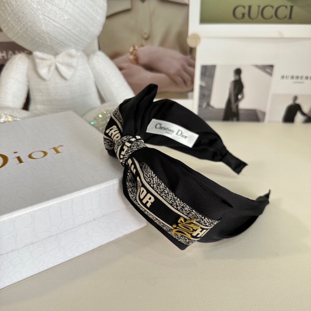  配专柜包装
DIOR（迪奥）最新发箍
小仙女快入手
特殊材质 不嘞头
可盐可甜～