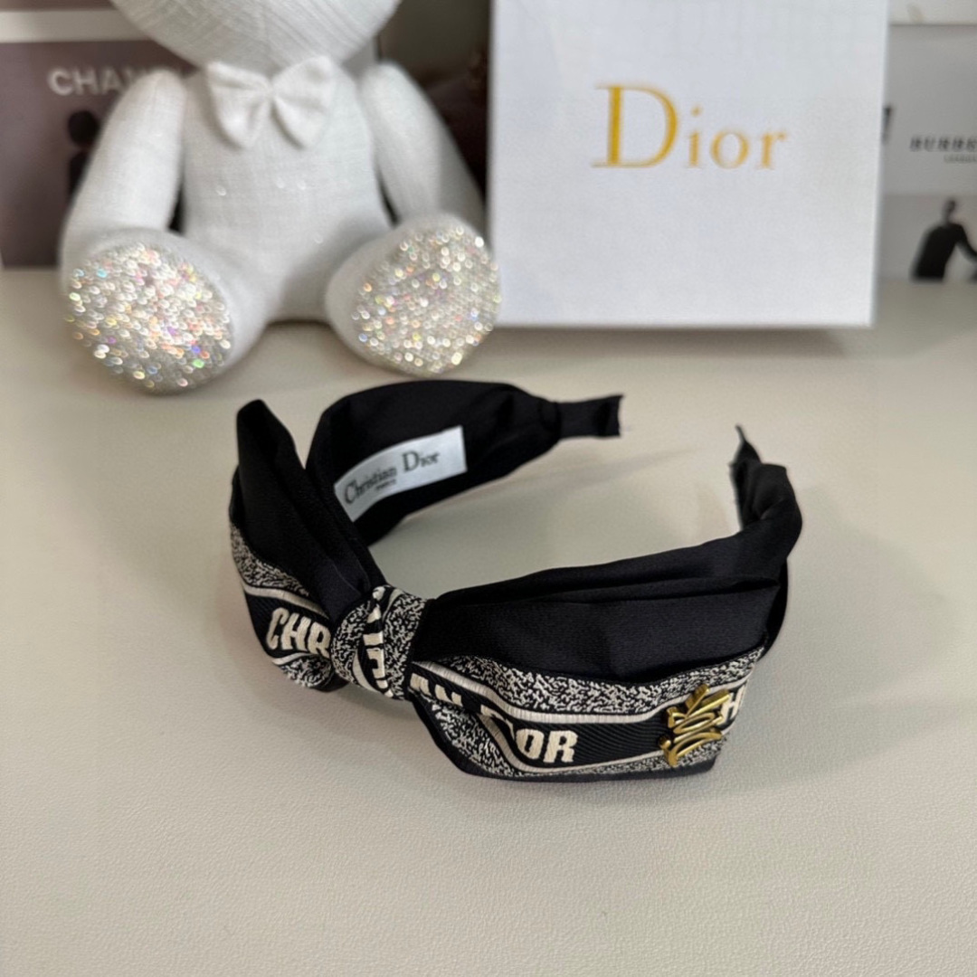  配专柜包装
DIOR（迪奥）最新发箍
小仙女快入手
特殊材质 不嘞头
可盐可甜～