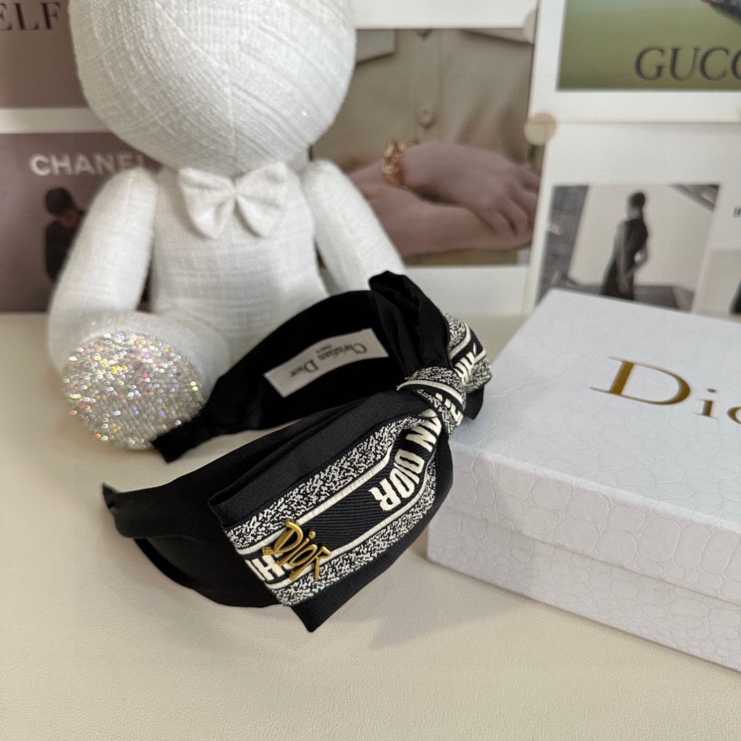  配专柜包装
DIOR（迪奥）最新发箍
小仙女快入手
特殊材质 不嘞头
可盐可甜～