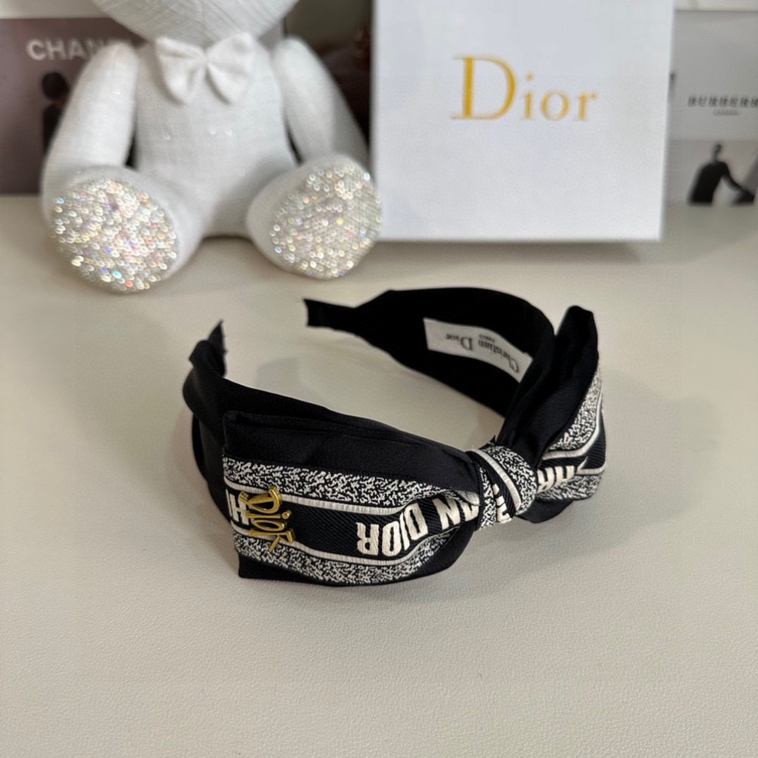  配专柜包装
DIOR（迪奥）最新发箍
小仙女快入手
特殊材质 不嘞头
可盐可甜～