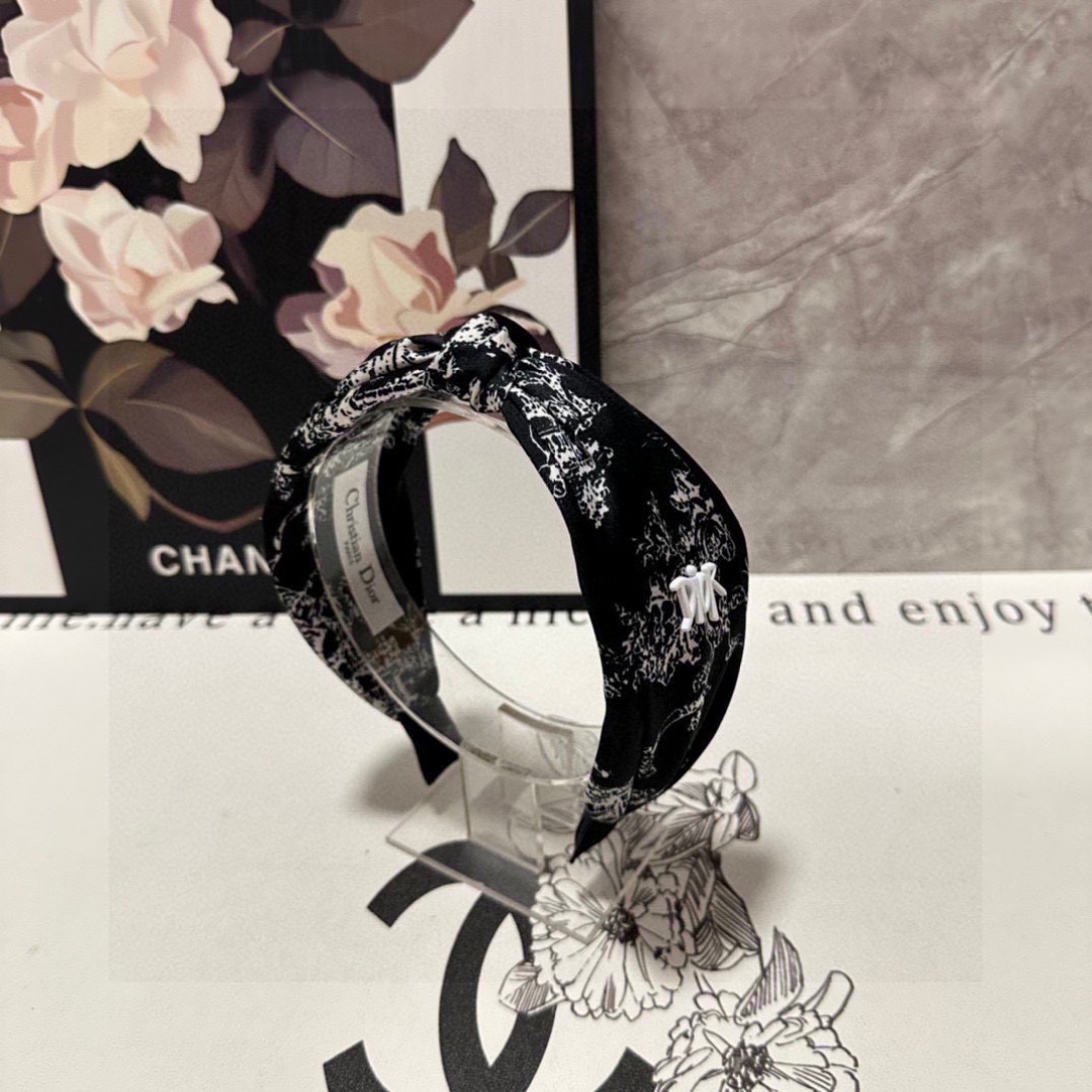  配专柜包装
DIOR（迪奥）最新水墨画丛林发箍
小仙女快入手
特殊材质 不嘞头
可盐可甜～