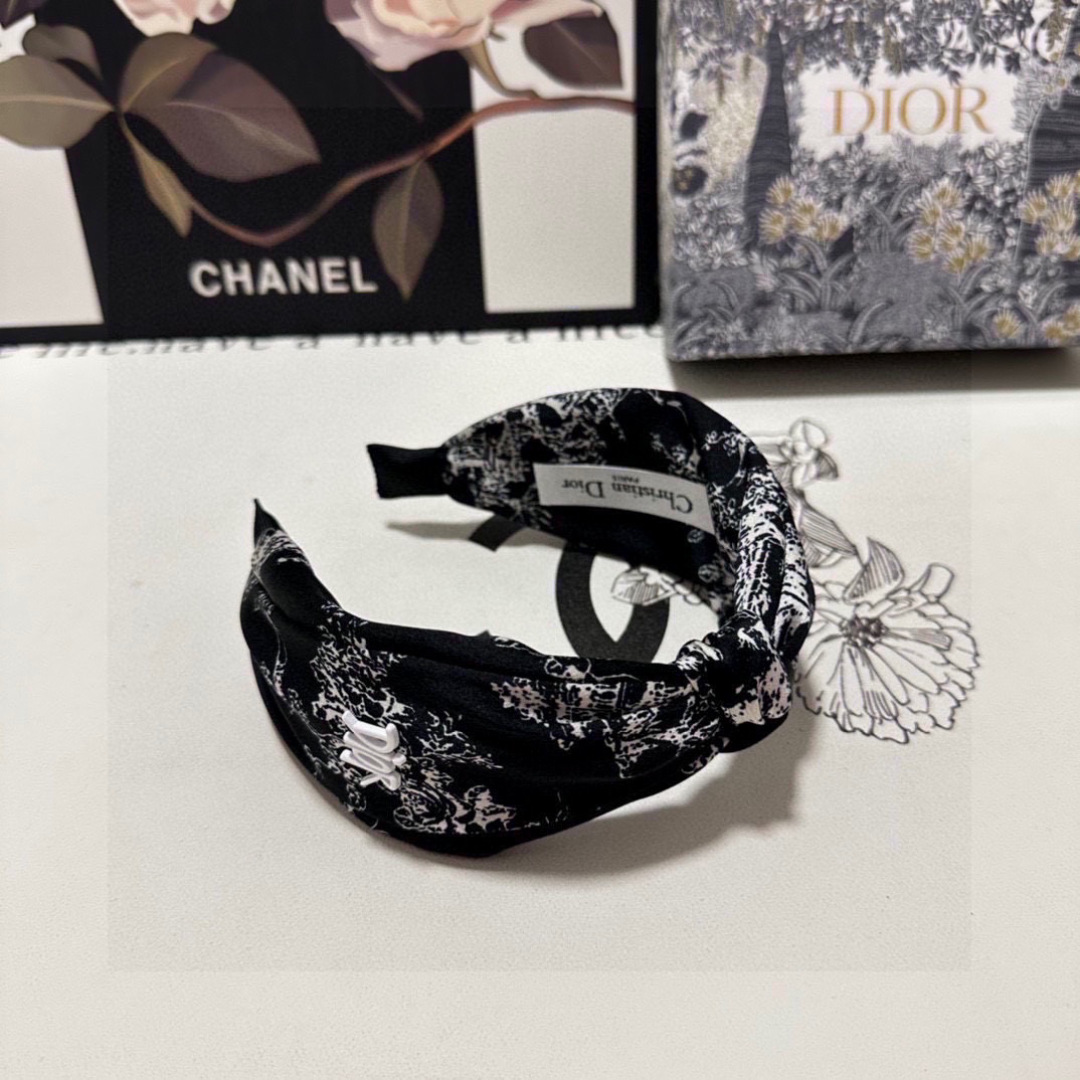  配专柜包装
DIOR（迪奥）最新水墨画丛林发箍
小仙女快入手
特殊材质 不嘞头
可盐可甜～