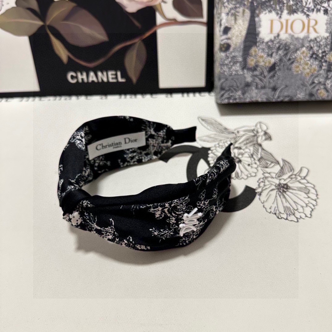  配专柜包装
DIOR（迪奥）最新水墨画丛林发箍
小仙女快入手
特殊材质 不嘞头
可盐可甜～