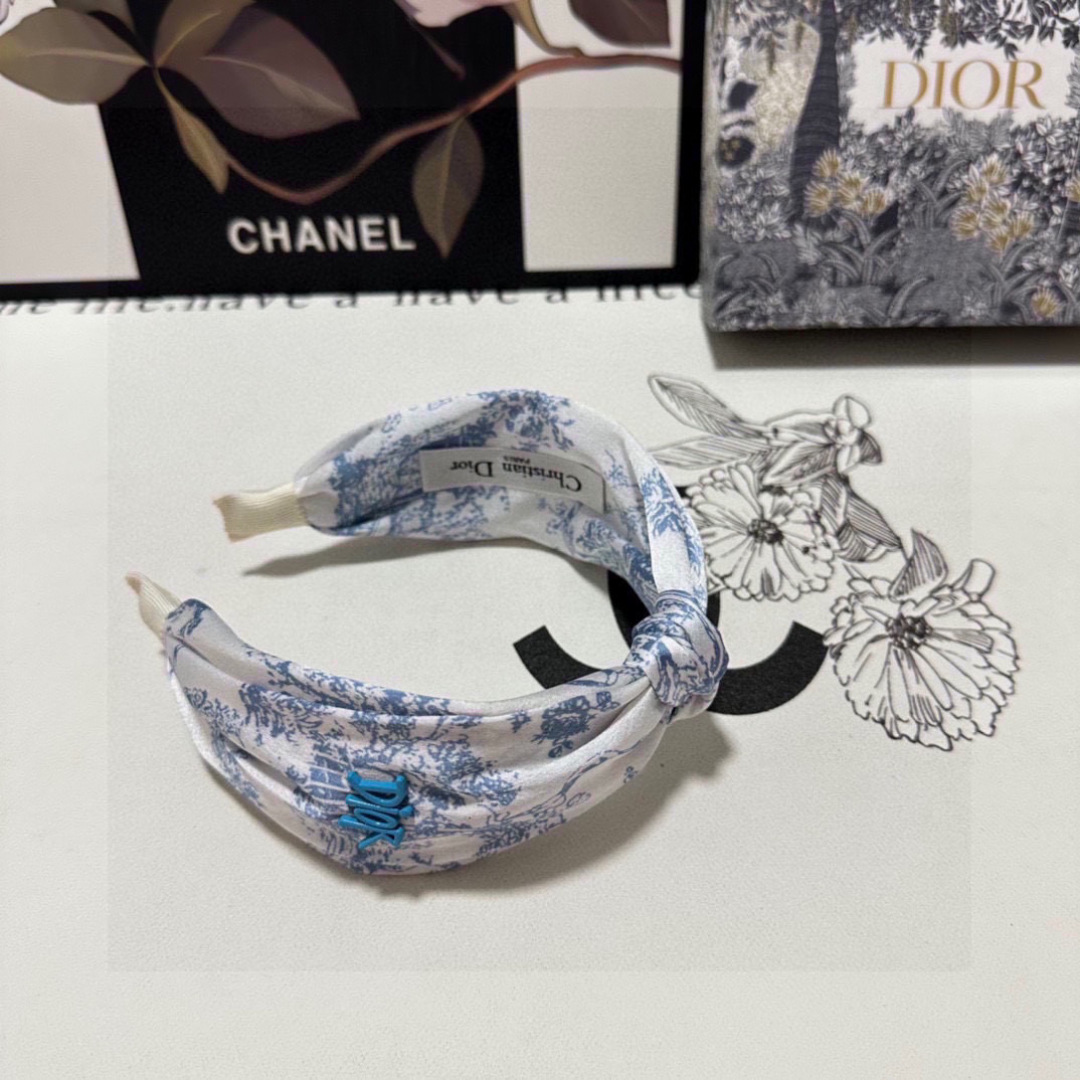  配专柜包装
DIOR（迪奥）最新水墨画丛林发箍
小仙女快入手
特殊材质 不嘞头
可盐可甜～