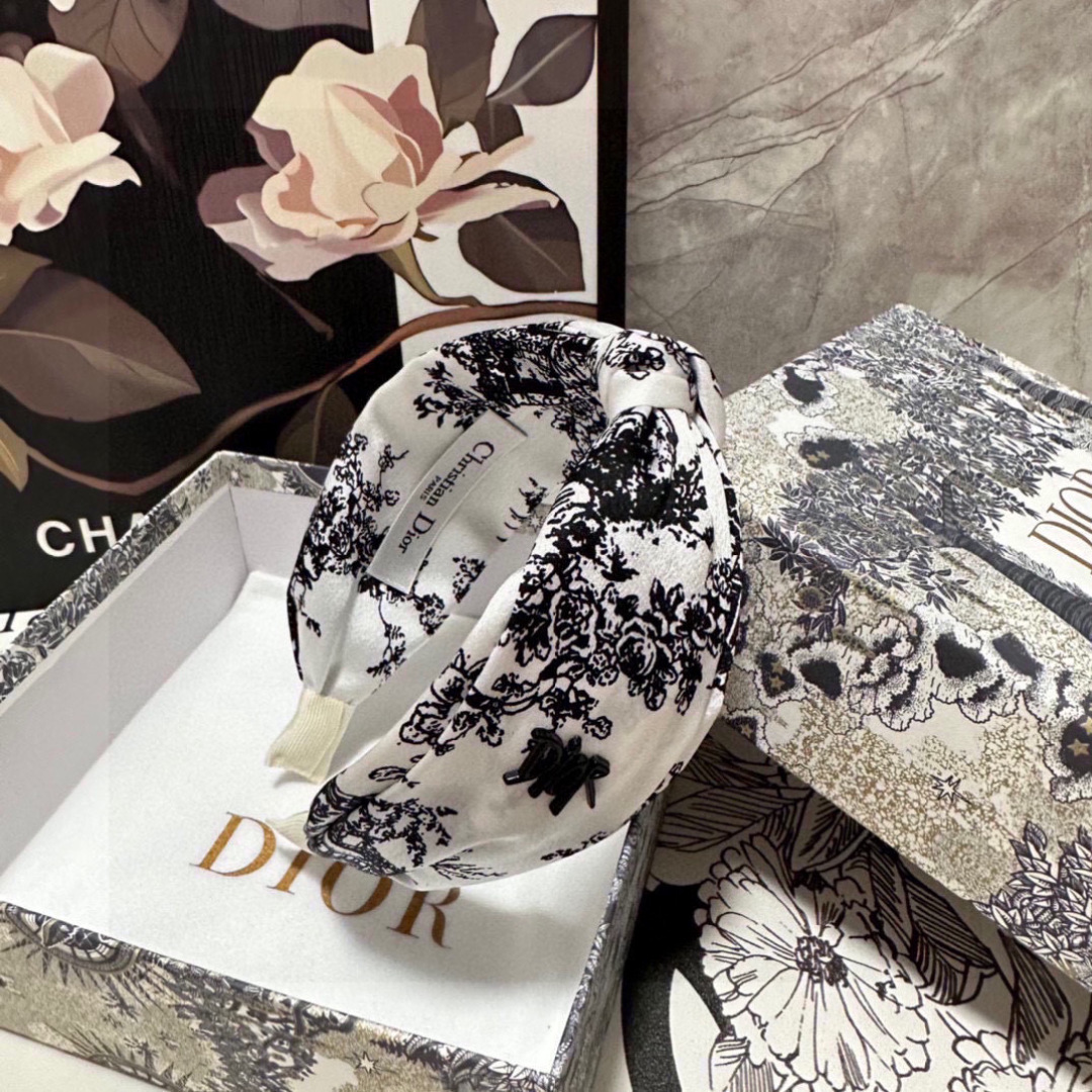  配专柜包装
DIOR（迪奥）最新水墨画丛林发箍
小仙女快入手
特殊材质 不嘞头
可盐可甜～