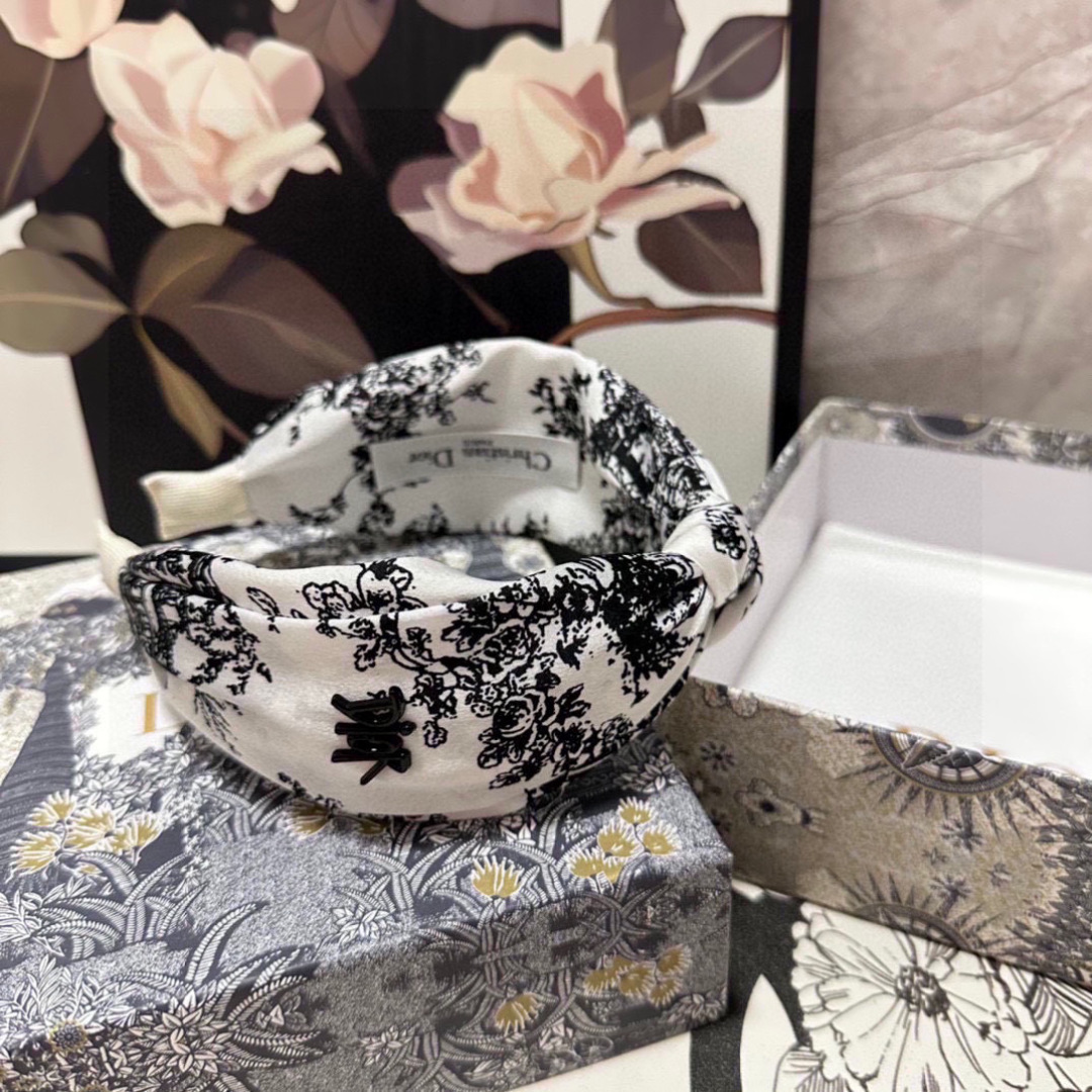  配专柜包装
DIOR（迪奥）最新水墨画丛林发箍
小仙女快入手
特殊材质 不嘞头
可盐可甜～
