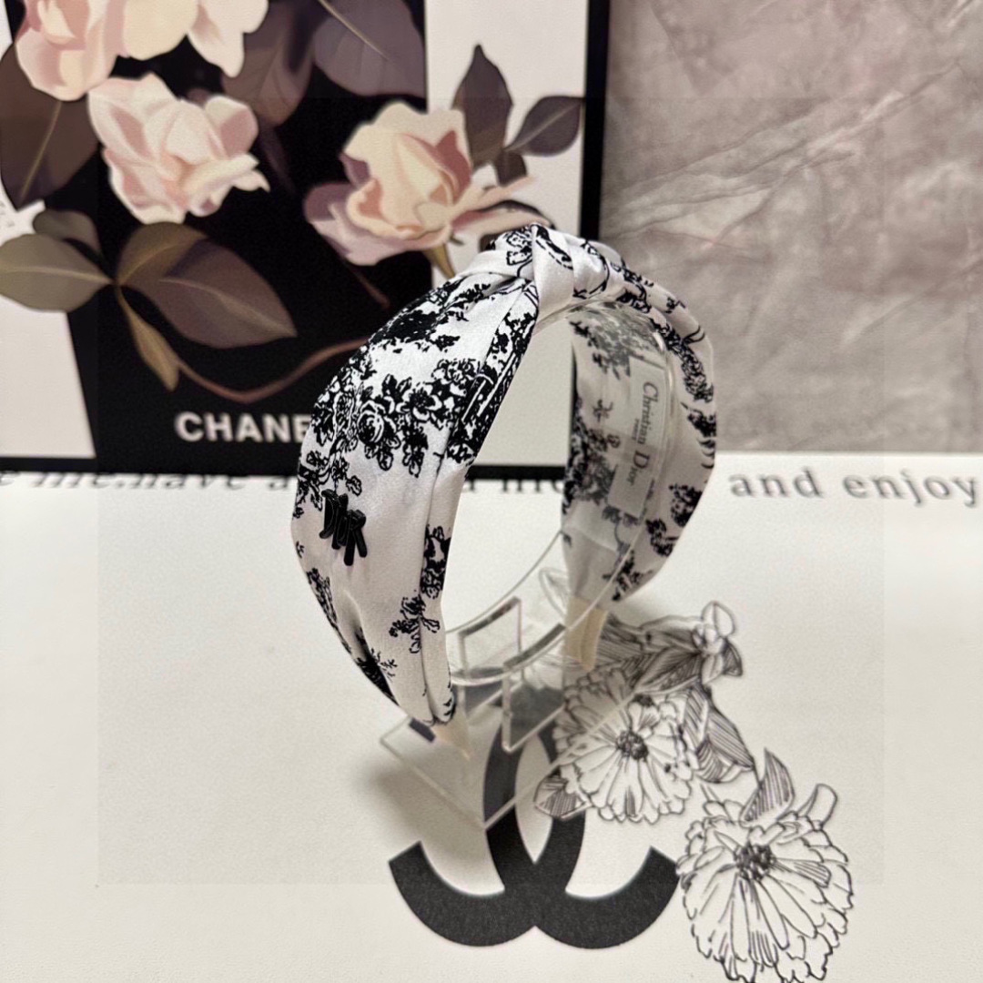  配专柜包装
DIOR（迪奥）最新水墨画丛林发箍
小仙女快入手
特殊材质 不嘞头
可盐可甜～