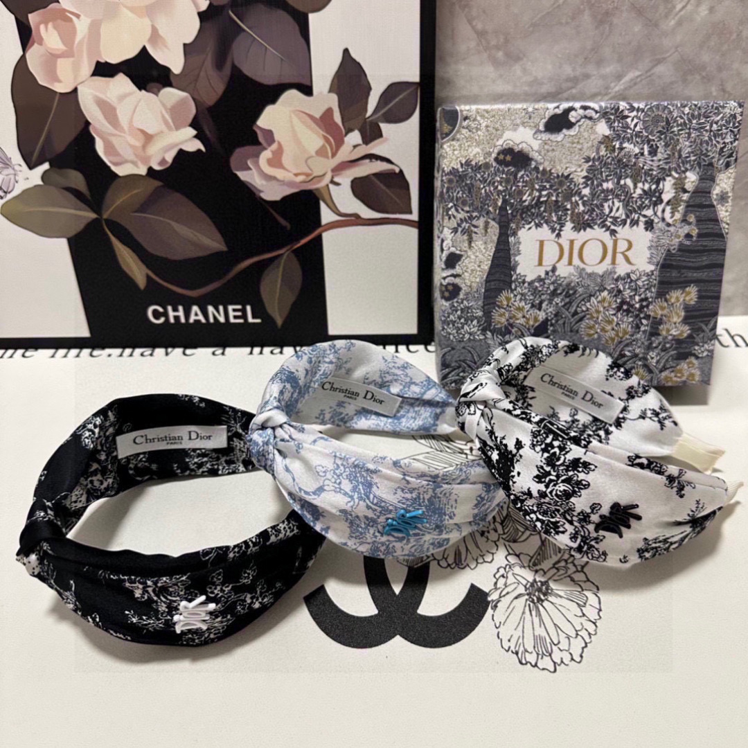  配专柜包装
DIOR（迪奥）最新水墨画丛林发箍
小仙女快入手
特殊材质 不嘞头
可盐可甜～