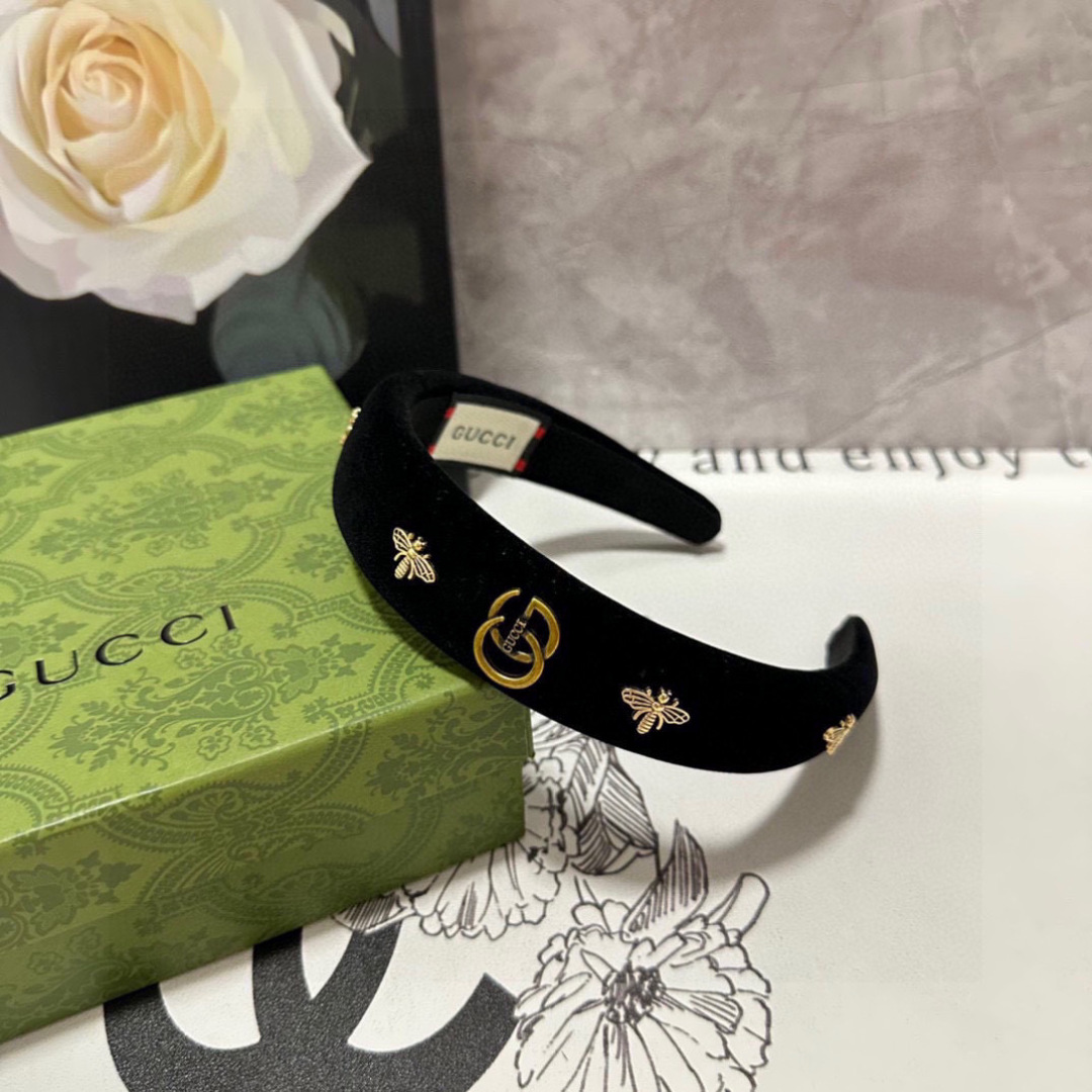  配专柜包装
Gucci（古驰）最新蜜蜂发箍#
信我！人手必备的单品 这件必须买
洋气神仙颜值💕💫
小仙