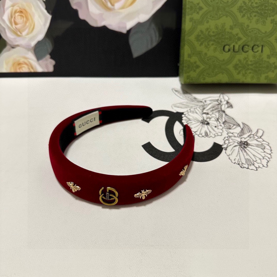  配专柜包装
Gucci（古驰）最新蜜蜂发箍#
信我！人手必备的单品 这件必须买
洋气神仙颜值💕💫
小仙