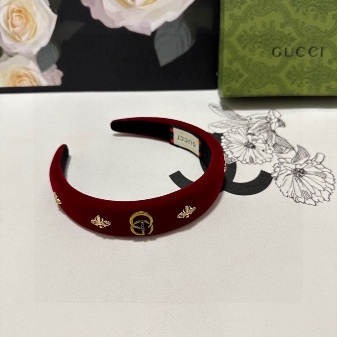  配专柜包装
Gucci（古驰）最新蜜蜂发箍#
信我！人手必备的单品 这件必须买
洋气神仙颜值💕💫
小仙