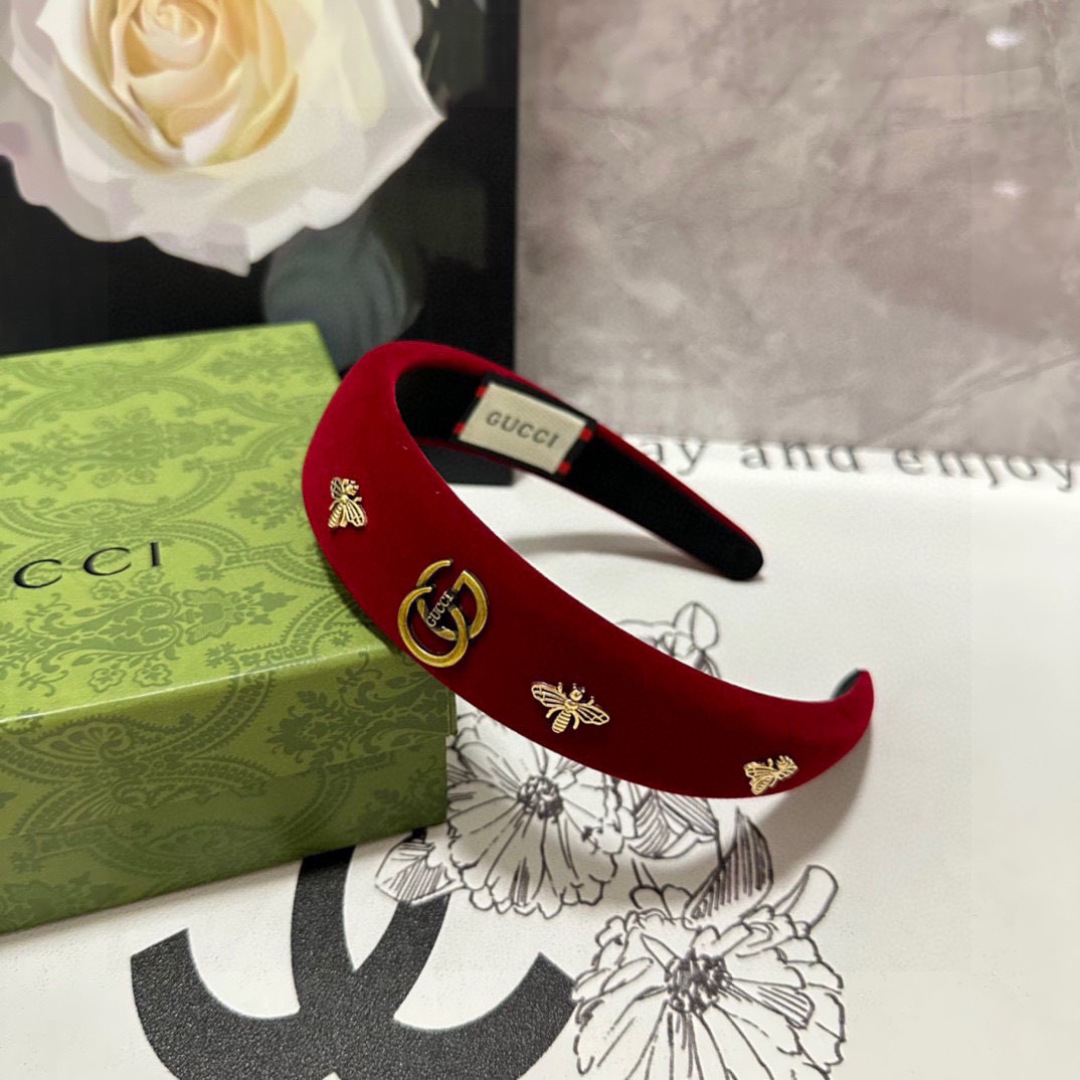  配专柜包装
Gucci（古驰）最新蜜蜂发箍#
信我！人手必备的单品 这件必须买
洋气神仙颜值💕💫
小仙