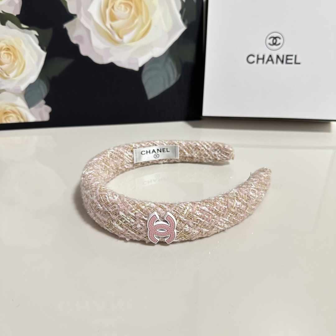 配专柜包装
Chanel（香奈儿）最新编织小香风发箍
小仙女快入手
特殊材质 不嘞头
可盐可甜