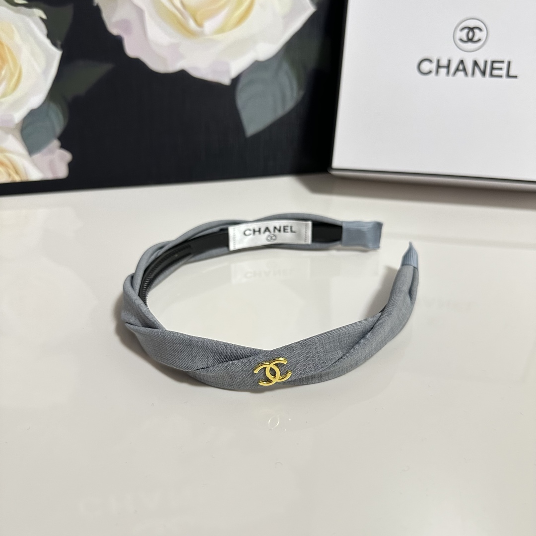  配专柜包装
Chanel（香奈儿）最新发箍
小仙女快入手
特殊材质 不嘞头
可盐可甜～