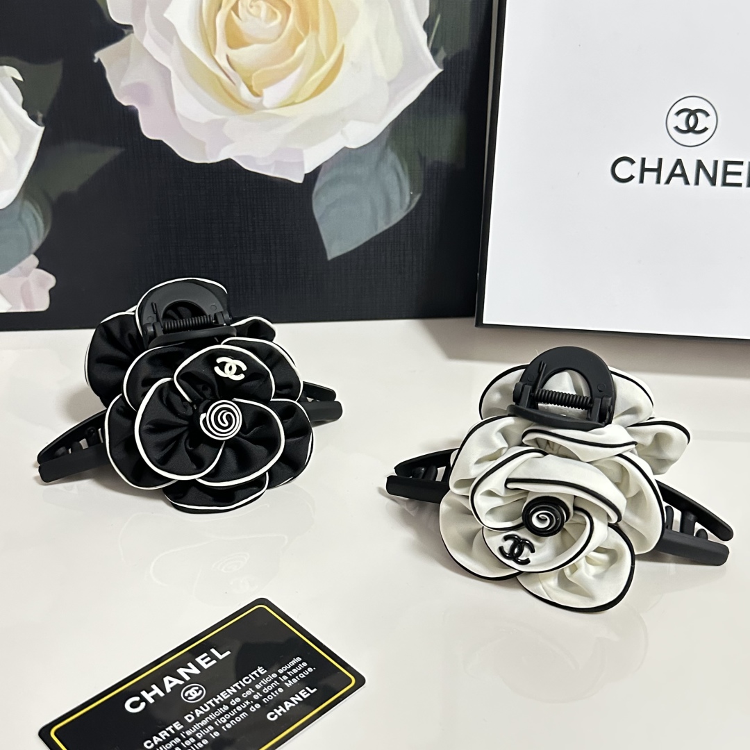 （单个）配专柜包装 
CHANEL（香奈儿）最新山茶花爆款来啦✨💫
中古vintage复古五金抓夹
优雅