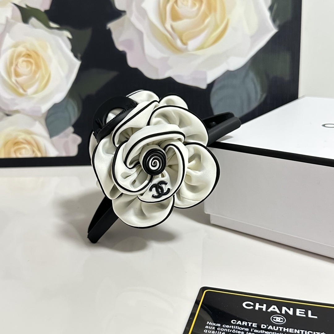 （单个）配专柜包装 
CHANEL（香奈儿）最新山茶花爆款来啦✨💫
中古vintage复古五金抓夹
优雅