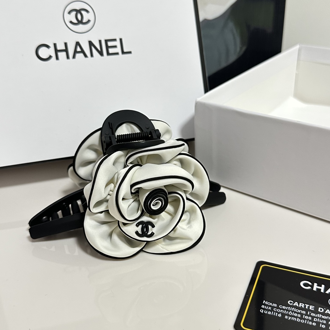 （单个）配专柜包装 
CHANEL（香奈儿）最新山茶花爆款来啦✨💫
中古vintage复古五金抓夹
优雅