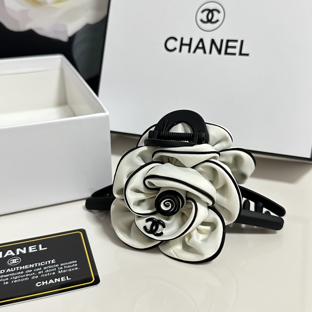 （单个）配专柜包装 
CHANEL（香奈儿）最新山茶花爆款来啦✨💫
中古vintage复古五金抓夹
优雅