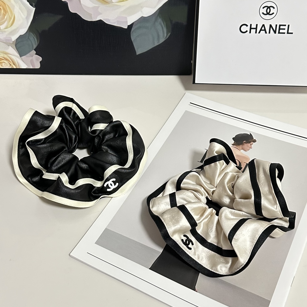  配专柜包装
Chanel（香奈儿）最新小香风发圈
小仙女快入手
特殊材质 不嘞头
可盐可甜～