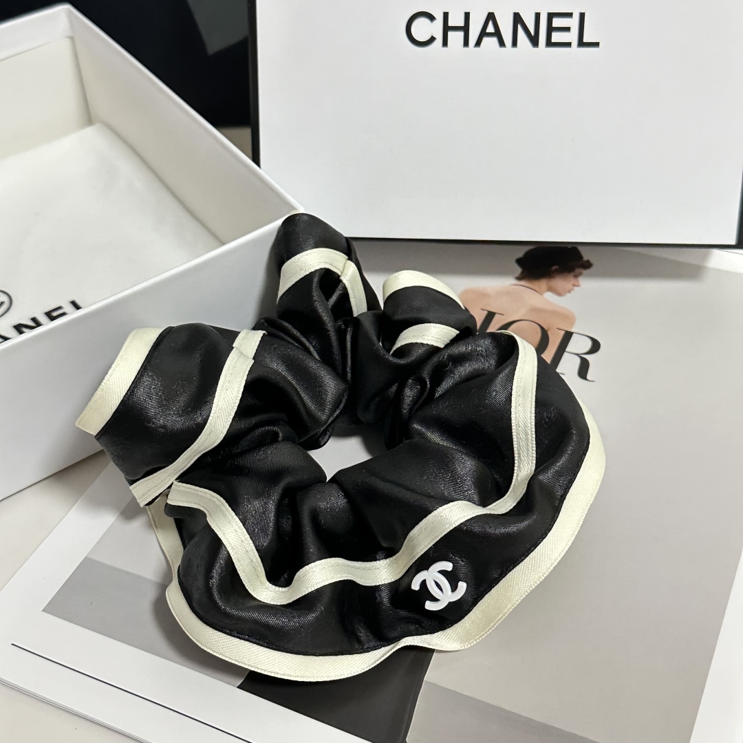  配专柜包装
Chanel（香奈儿）最新小香风发圈
小仙女快入手
特殊材质 不嘞头
可盐可甜～