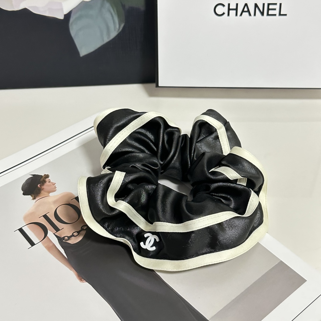  配专柜包装
Chanel（香奈儿）最新小香风发圈
小仙女快入手
特殊材质 不嘞头
可盐可甜～