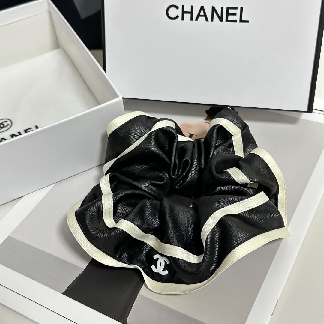  配专柜包装
Chanel（香奈儿）最新小香风发圈
小仙女快入手
特殊材质 不嘞头
可盐可甜～