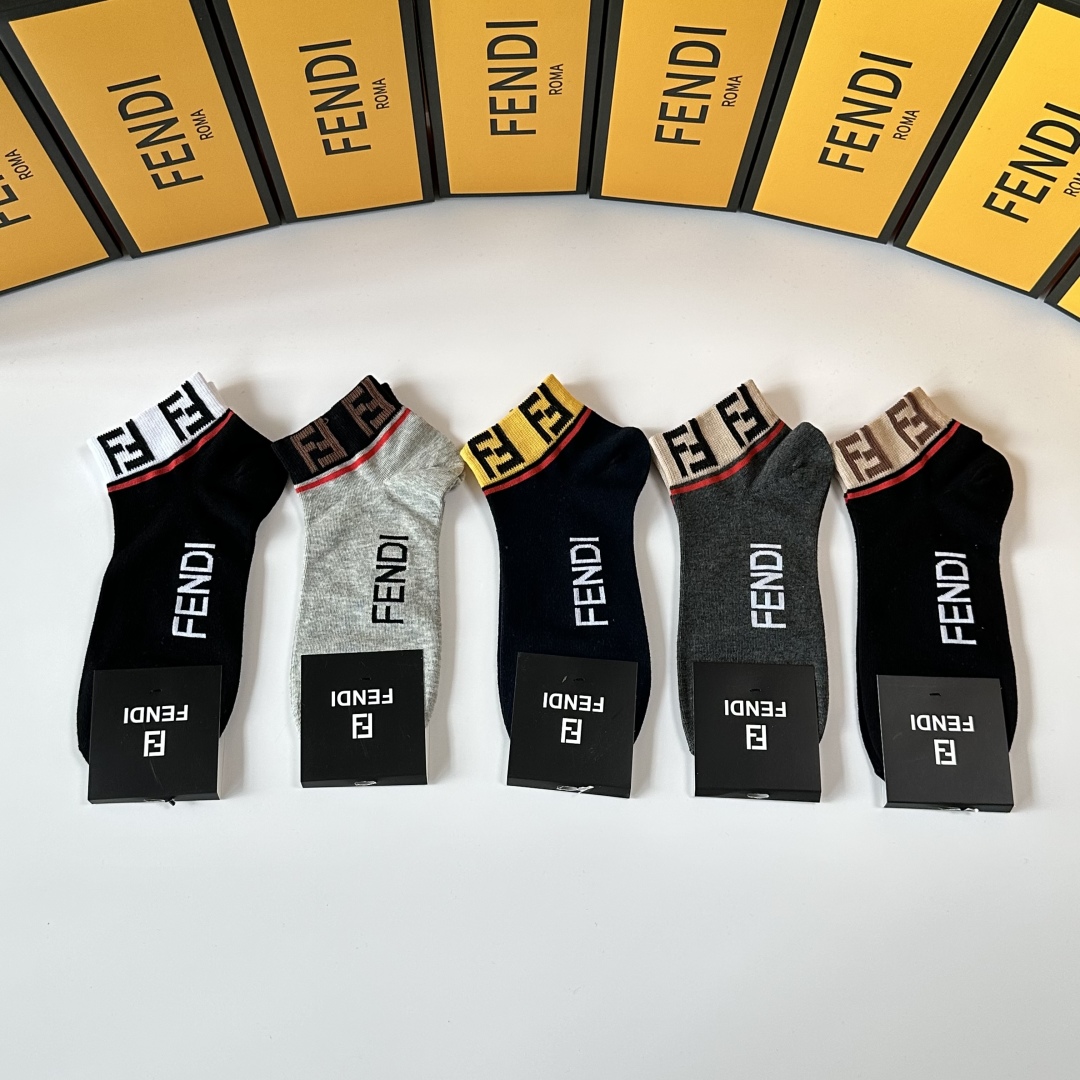 💛配包装
Fendi（芬迪）新款中短款堆堆袜袜子！一盒五双， 专柜同步筒款袜子，💛大牌出街，潮人必备。超