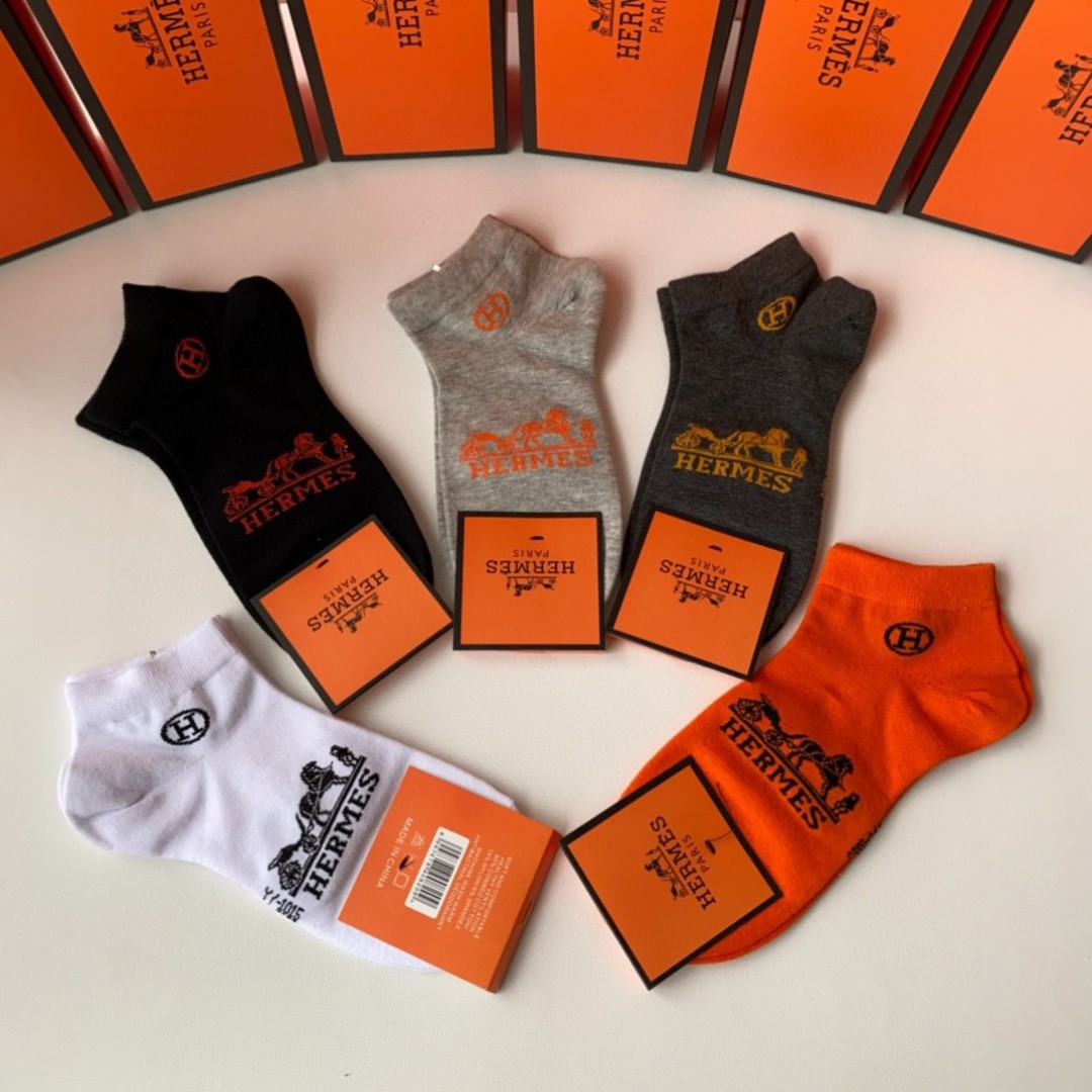 💛配专柜包装
Hermes （爱马仕）新款中短款堆堆袜袜子！一盒五双，专柜同步筒袜袜子，💛大牌出街，潮人