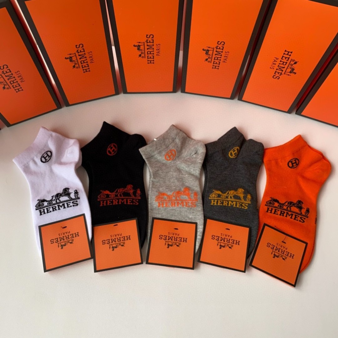 💛配专柜包装
Hermes （爱马仕）新款中短款堆堆袜袜子！一盒五双，专柜同步筒袜袜子，💛大牌出街，潮人