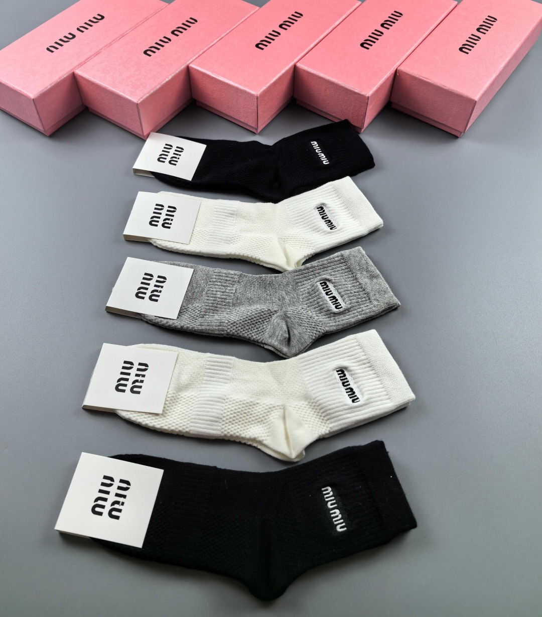 NO:353717,Special counter packaging MiuMiu (Miu) latest mid-tube embroidered style piled socks and socks!  One box of five pairs, counter synchronous socks, big brands on the street, trendy people must have super easy to match socks, stockings, socks, miumiu, socks19860909特配专柜包装 MiuMiu（缪缪）最新中筒刺绣款堆堆袜袜子！一盒五双,专柜同步筒袜袜子,大牌出街,潮人必备超好搭袜子,丝袜,袜子,miumiu,socks,accessory