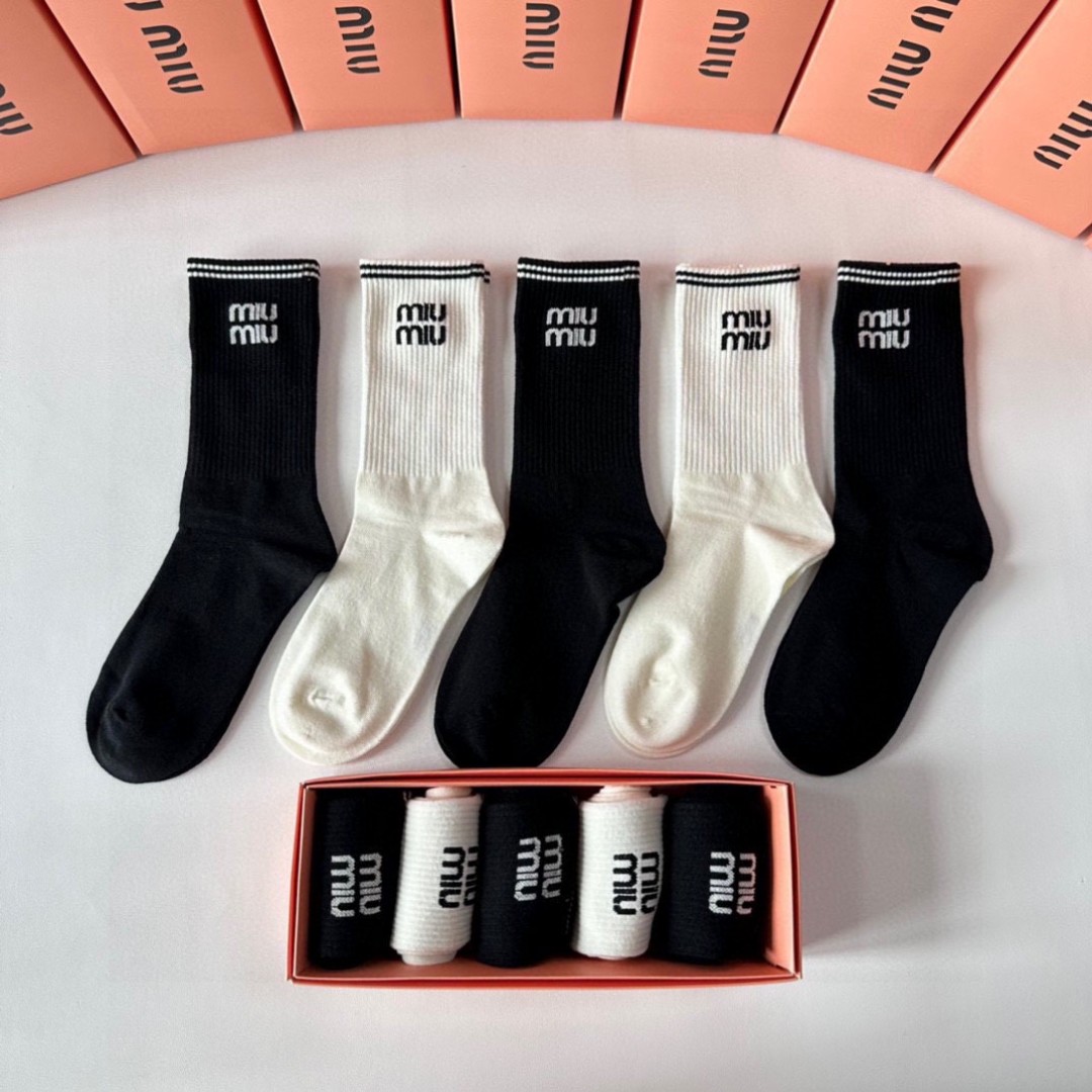 💛配包装MiuMiu（缪缪）新款中长款堆堆袜袜子！一盒五双， 专柜同步筒款袜子，💛大牌出街，潮人必备🔥超