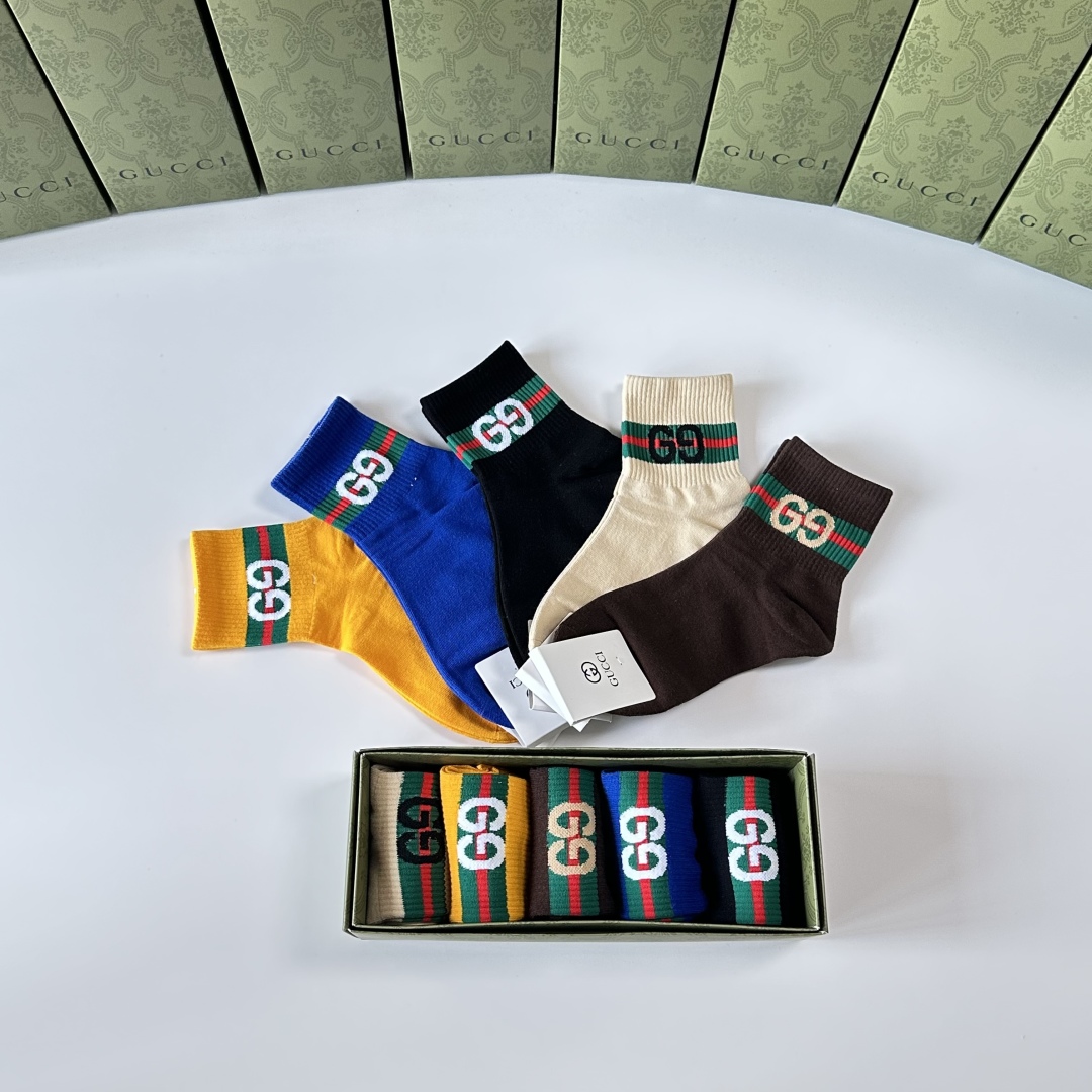  💛配专柜包装
Gucci（古驰）新款中长款堆堆袜袜子！一盒五双，专柜同步筒袜袜子，💛大牌出街，潮人必备