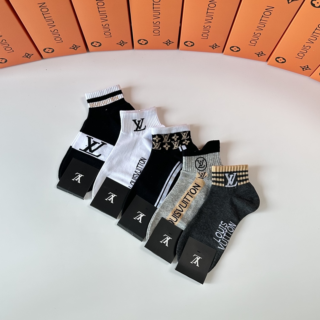  💛配专柜包装
LV（路易威登）新款中短款堆堆袜袜子！一盒五双，专柜同步筒袜袜子，💛大牌出街，潮人必备。
