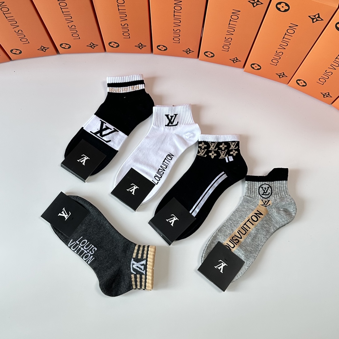  💛配专柜包装
LV（路易威登）新款中短款堆堆袜袜子！一盒五双，专柜同步筒袜袜子，💛大牌出街，潮人必备。