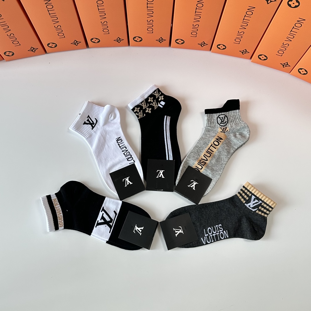  💛配专柜包装
LV（路易威登）新款中短款堆堆袜袜子！一盒五双，专柜同步筒袜袜子，💛大牌出街，潮人必备。