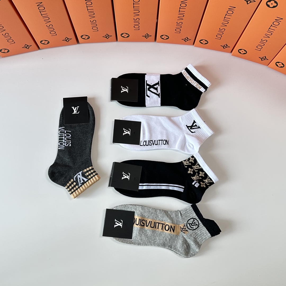  💛配专柜包装
LV（路易威登）新款中短款堆堆袜袜子！一盒五双，专柜同步筒袜袜子，💛大牌出街，潮人必备。