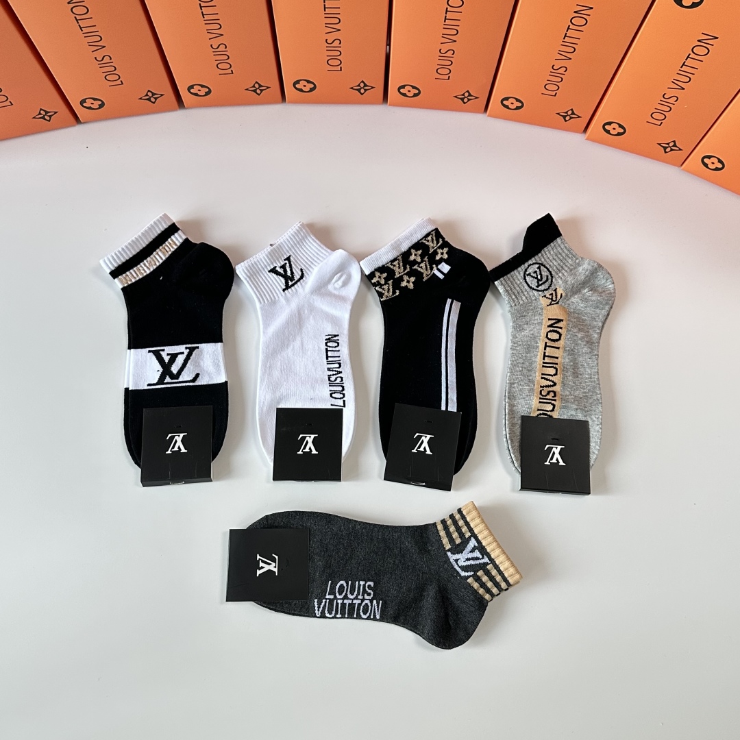  💛配专柜包装
LV（路易威登）新款中短款堆堆袜袜子！一盒五双，专柜同步筒袜袜子，💛大牌出街，潮人必备。