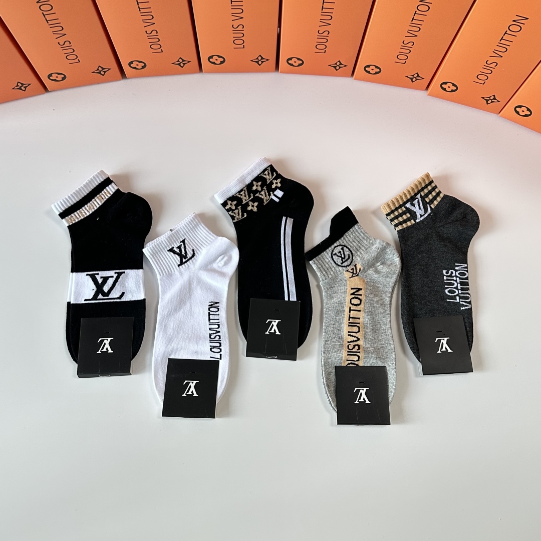 💛配专柜包装
LV（路易威登）新款中短款堆堆袜袜子！一盒五双，专柜同步筒袜袜子，💛大牌出街，潮人必备。