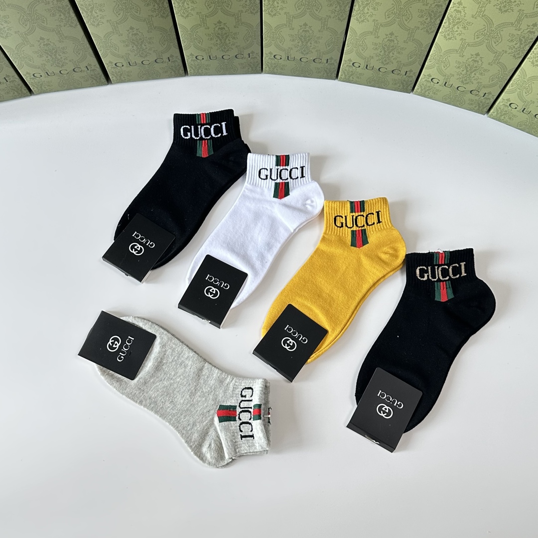  💛配专柜包装
Gucci（古驰）新款中短款堆堆袜袜子！一盒五双，专柜同步筒袜袜子，💛大牌出街，潮人必备