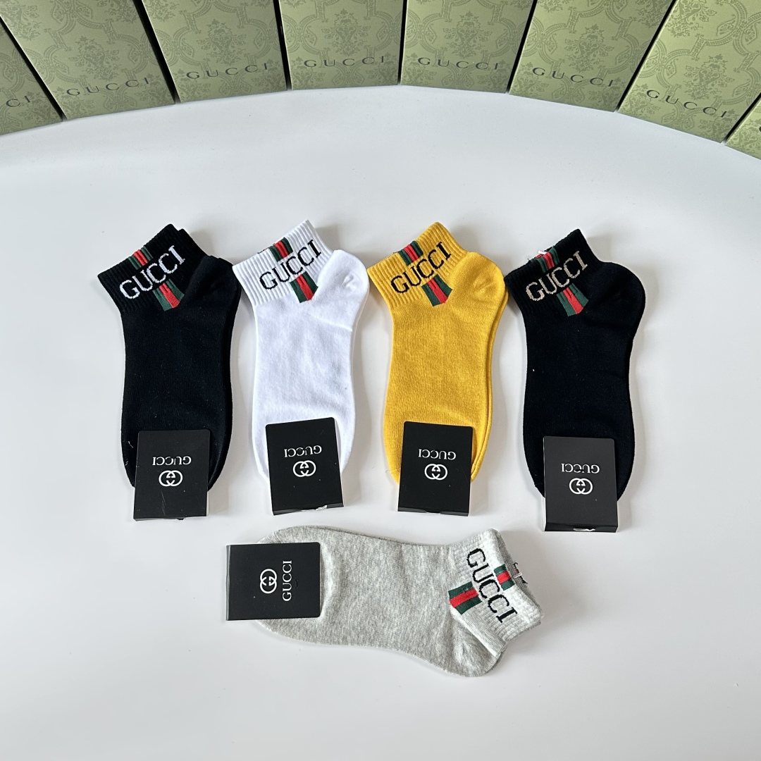  💛配专柜包装
Gucci（古驰）新款中短款堆堆袜袜子！一盒五双，专柜同步筒袜袜子，💛大牌出街，潮人必备