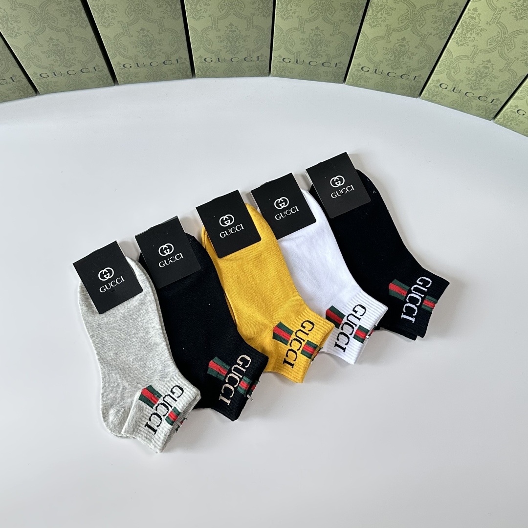  💛配专柜包装
Gucci（古驰）新款中短款堆堆袜袜子！一盒五双，专柜同步筒袜袜子，💛大牌出街，潮人必备
